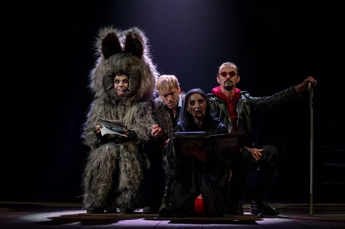 Сцена 6: вистава «Я бачу, вас цікавить пітьма»