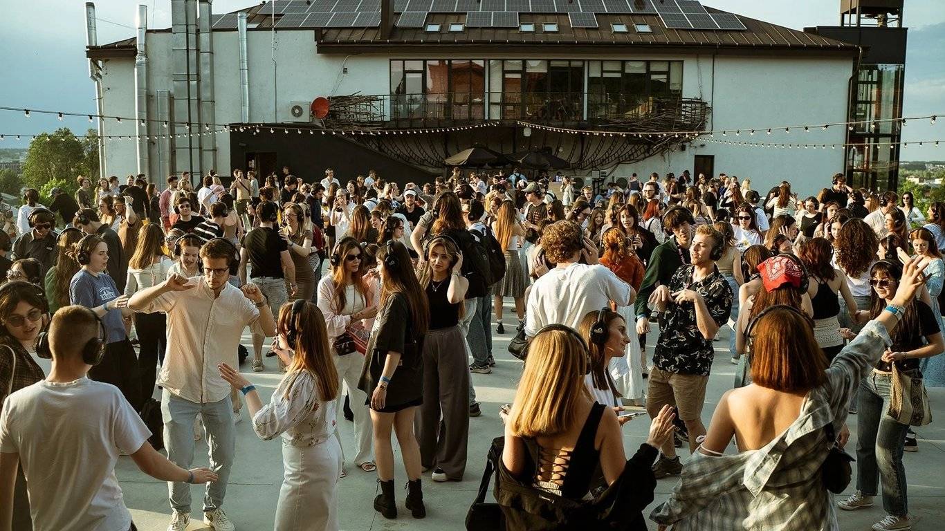 Тиха вечірка на даху